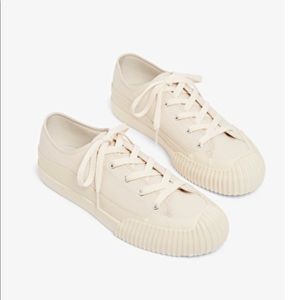 Light beige canvas sneakers with ribbed rubber toe